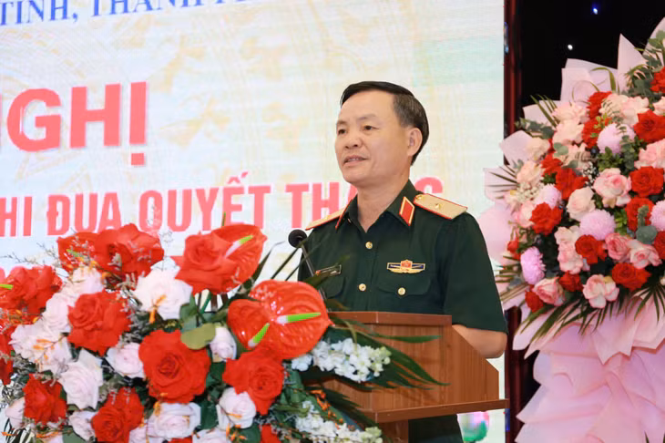 Thiếu tướng Lương Văn Kiểm, Phó bí thư Đảng ủy, Tư lệnh Quân khu phát biểu chỉ đạo tại hội nghị.