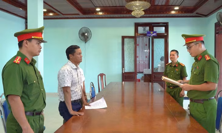 Cơ quan công an đọc lệnh khởi tố, bắt tạm giam ông Dương Đăng Khoa (Phó giám đốc Trung tâm dịch vụ công thuộc UBND phường Thuận Hóa, nguyên Phó chủ tịch UBND phường Phú Hội cũ thuộc thành phố Huế) vì hành vi nhận hối lộ - Ảnh: TRẦN HỒNG