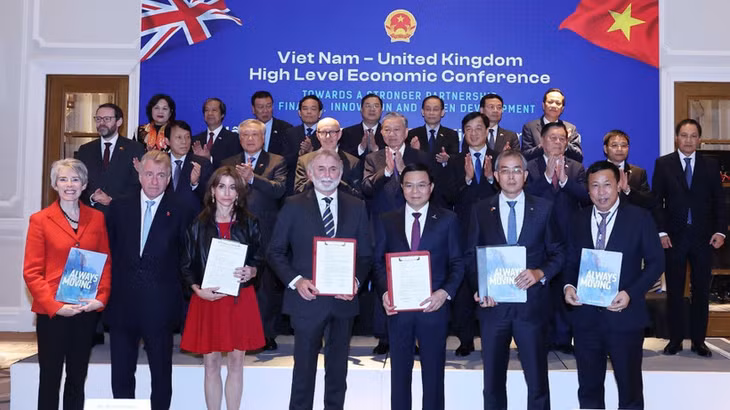Tổng Bí thư Tô Lâm chứng kiến Lễ trao thỏa thuận hợp tác giữa các bộ, ngành, địa phương, doanh nghiệp hai nước. (Ảnh: Thống Nhất/TTXVN)