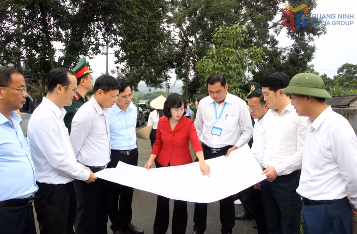 Đồng chí Trịnh Thị Minh Thanh, Phó Bí thư Thường trực Tỉnh ủy, Chủ tịch HĐND tỉnh khảo sát dự án nâng cấp ngầm tràn chống ngập lụt đoạn từ QL18C vào thôn Lục Phủ, xã Hải Sơn. 