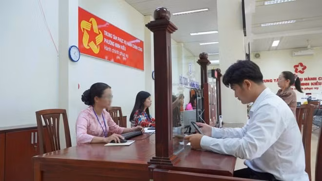 Tiếp tục tinh giản biên chế và cơ cấu lại đội ngũ cán bộ, công chức, viên chức bảo đảm tinh gọn, hiệu năng, hiệu lực, hiệu quả. Ảnh: Tạ Quang