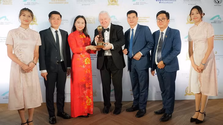 Đại diện tỉnh Tuyên Quang đón nhận danh hiệu “Điểm đến văn hóa khu vực hàng đầu châu Á năm 2025”.