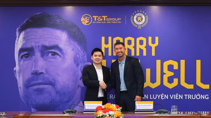 Chủ tịch câu lạc bộ bóng đá Hà Nội - ông Đỗ Vinh Quang và huấn luyện viên Harry Kewell.