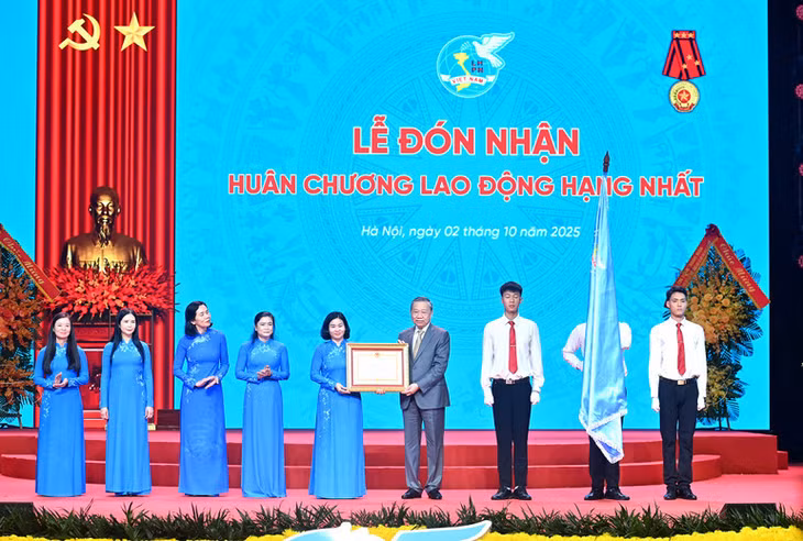Tổng Bí thư Tô Lâm trao Huân chương Lao động hạng Nhất tặng Hội Liên hiệp Phụ nữ Việt Nam. (Ảnh: ĐĂNG KHOA)