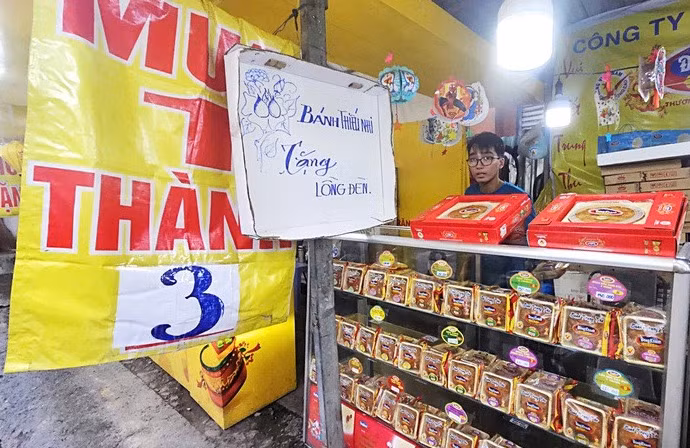 Một điểm bán bánh trung thu trên đường Xô Viết Nghệ Tĩnh (quận Bình Thạnh cũ) treo bảng “mua 1 thành 3” - Ảnh: NGUYỄN TRÍ