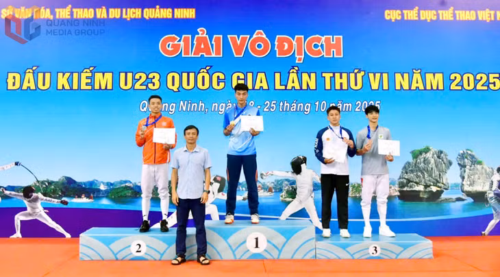 VĐV Quảng Ninh Hoàng Hải Nam (bục số 1) giành HCV cá nhân nam kiếm liễu.