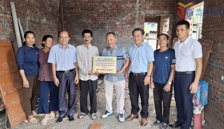 Hội Bảo trợ Người khuyết tật và Trẻ mồ côi tỉnh, Công ty CP Cảng Quảng Ninh và chính quyền địa phương trao hỗ trợ kinh phí xây dựng nhà ở cho hộ ông Trần Văn Tuấn (thôn Lâm Xá 5, phường Hoàng Quế) tháng 8/2025.