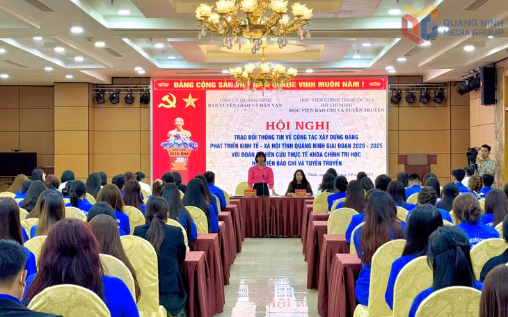 Lãnh đạo Ban Tuyên giáo và Dân vận Tỉnh ủy, thông tin thành tựu đạt được của tỉnh Quảng Ninh giai đoạn 2020-2025 đến Đoàn nghiên cứu.