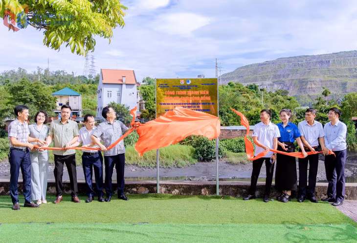 Lễ gắn biển công trình “Khu vui chơi cộng đồng” tại đường Hồ Xuân Hương, khu phố Mông Dương 12.
