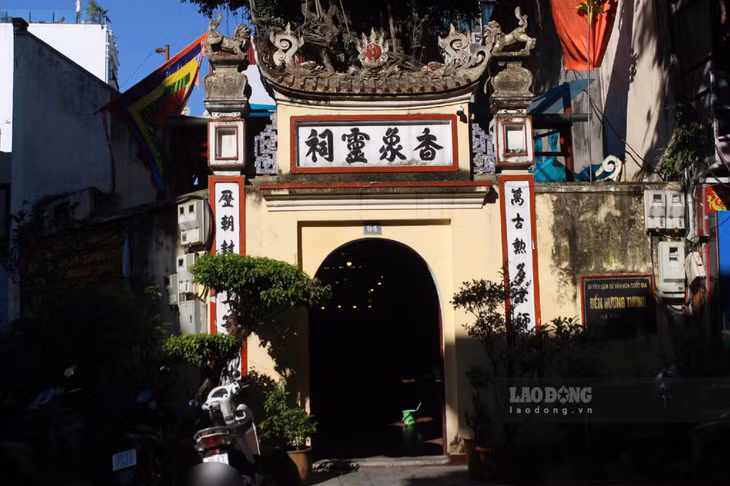 Nắng vàng đổ sắc xuống cổng đền Hương Tượng (phường Hoàn Kiếm, Hà Nội). Đền Hương Tượng đã được Bộ Văn hoá và Thông tin xếp hạng di tích kiến trúc nghệ thuật năm 2007, hiện còn bảo lưu bộ sưu tập di vật văn hoá lịch sử phong phú. Nơi đây là điểm văn hoá hấp dẫn trong tuyến tham quan du lịch khu phố cổ Hà Nội.