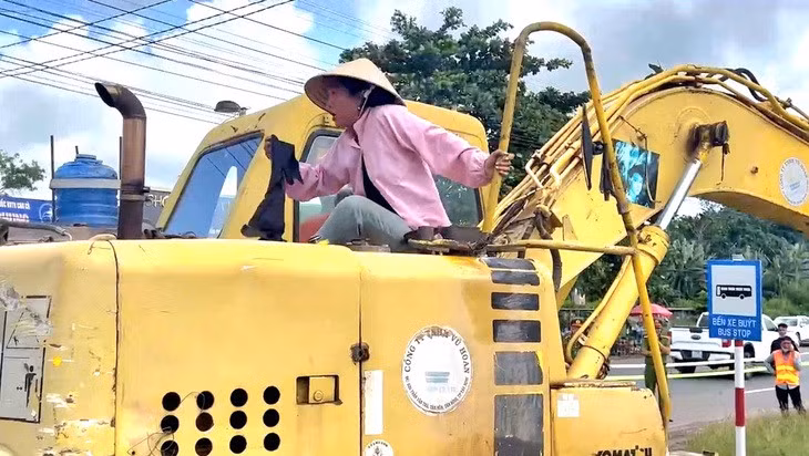 Bà Thảo trèo lên máy xúc la hét, ngăn cản việc thi công - Ảnh công an phường Bình Minh