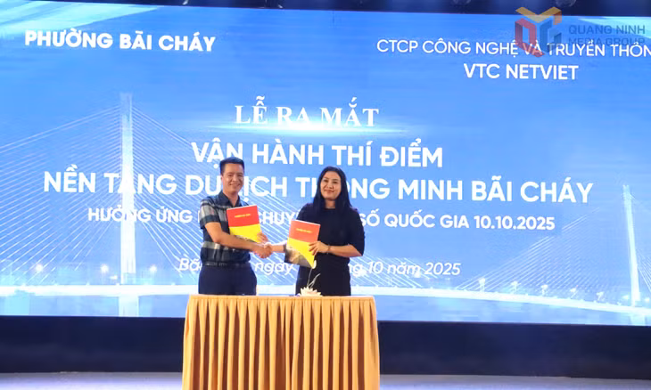 Đại diện phường Bãi Cháy và Công ty Cổ phần Công nghệ & Truyền thông VTC Netviet ký kết thỏa thuận đồng hành phát triển Nền tảng Du lịch Thông minh Bãi Cháy, vận hành hệ sinh thái du lịch số.