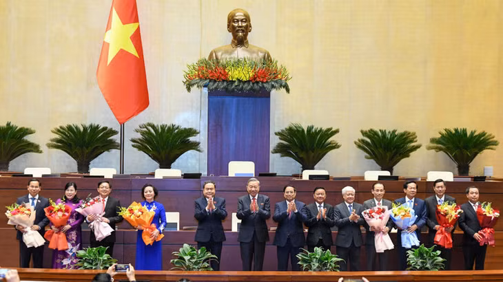 Các đồng chí lãnh đạo Đảng và Nhà nước tặng hoa chúc mừng nhân sự vừa được Quốc hội bầu, phê chuẩn bổ nhiệm tại Kỳ họp thứ 10. (Ảnh: DUY LINH)