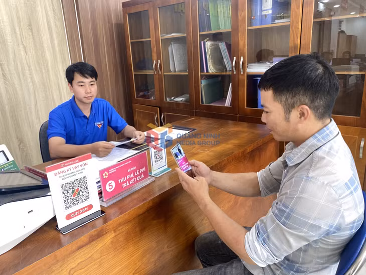 Người dân thanh toán phí, lệ phí TTHC không dùng tiền mặt tại Trung tâm PVHCC xã Điền xá.