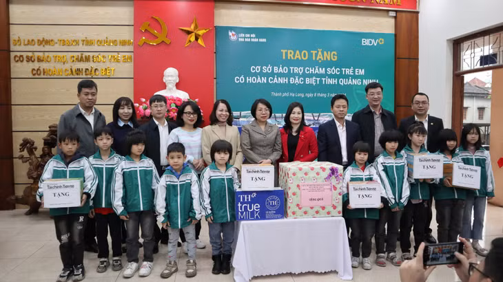 Đảng bộ BIDV Chi nhánh Hạ Long trao tặng cơ sở bảo trợ chăm sóc trẻ em có hoàn cảnh đặc biệt khó khăn tỉnh Quảng Ninh.