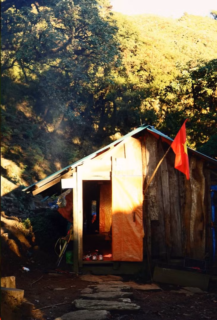 Nam trekker cho biết điều khó khăn nhất là phải đi bộ nhiều, đòi hỏi thể lực dẻo dai, bền bỉ. Đây là thử thách lớn với dân văn phòng như anh. Ngoài ra, khu vực này có địa hình dốc và dễ trơn trượt khi mưa, đòi hỏi người leo phải có kỹ năng sinh tồn cơ bản trong thiên nhiên.