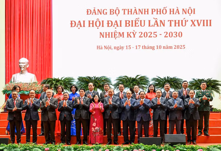 Tổng Bí thư Tô Lâm cùng các đồng chí lãnh đạo Đảng, Nhà nước và đại biểu thành phố Hà Nội. (Ảnh: DUY LINH)