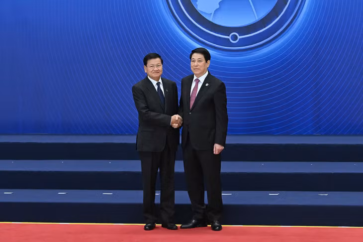 Chủ tịch nước Lương Cường đón Tổng Bí thư, Chủ tịch nước Lào Thongloun Sisoulith dự buổi lễ.