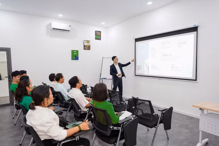 Văn phòng MAC là nơi làm việc và huấn luyện chuyên nghiệp cho lực lượng tư vấn viên tại địa phương.