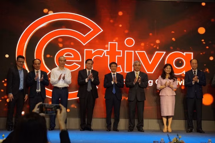 Các đại biểu ra mắt Certiva - Nền tảng công bố sáng tạo và bảo vệ bản quyền số - Ảnh: T.ĐIỂU