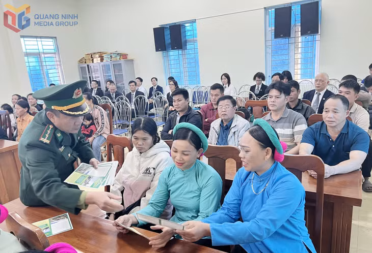 Cán bộ Đồn BP Pò Hèn phát tờ rơi tuyên truyền Luật Biên phòng Việt Nam cho người dân trên địa bàn. 
