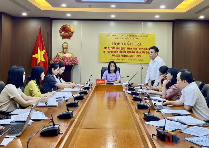 Đồng chí Nguyễn Đức Thành, Ủy viên BTV Tỉnh ủy, Phó Chủ tịch Thường trực HĐND tỉnh, phát biểu ý kiến tại cuộc họp.