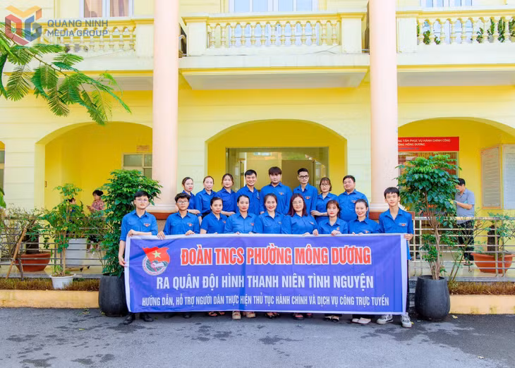 Đoàn Thanh niên phường Mông Dương ra quân hướng dẫn, hỗ trợ người dân thực hiện TTHC.