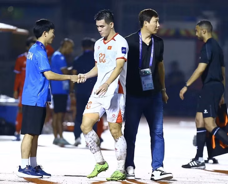 HLV Kim Sang Sik rút Tiến Linh ra nghỉ ở phút 70 - Ảnh: QUANG THỊNH