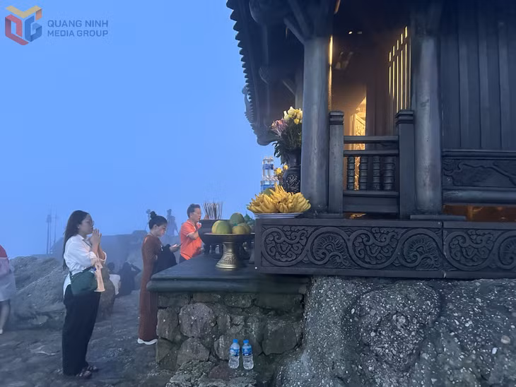 Từ sáng sớm, chùa Đông cũng thu hút người dân và du khách tới lễ Phật.