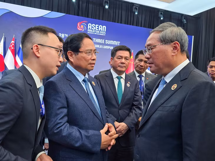 Thủ tướng Chính phủ Phạm Minh Chính gặp Thủ tướng Quốc vụ viện Trung Quốc Lý Cường. (Ảnh: Bộ Ngoại giao)