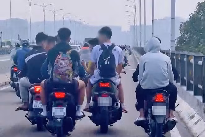 Nhóm thanh niên không đội mũ bảo hiểm, chạy xe dàn hàng ngang trên cầu Vĩnh Tuy. Ảnh cắt từ clip