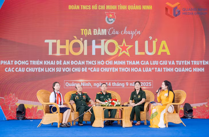 Các cựu chiến binh, cựu TNXP tham gia chương trình tọa đàm "Câu chuyện thời hoa lửa" do Tỉnh Đoàn tổ chức ngày 14/9. 