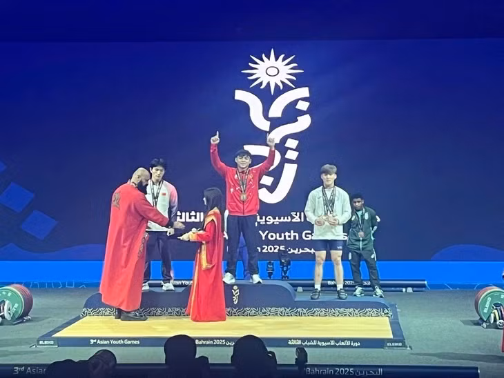 Nguyễn Thanh Duy (giữa) với tấm huy chương vàng mới đây - Ảnh: D.Q