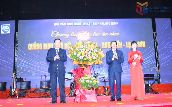 Lãnh đạo Liên hiệp các hội VHNT Việt Nam tặng hoa chúc mừng.
