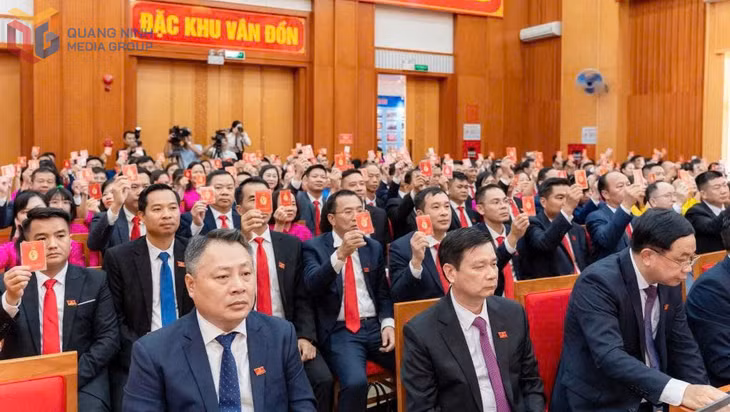 Đại biểu biểu quyết thông qua Nghị quyết Đại hội đại biểu Đảng bộ đặc khu Vân Đồn lần thứ I, nhiệm kỳ 2025-2030.