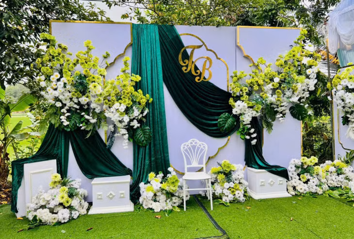 Thu Huyền rất chịu khó cập nhật những mẫu mã trang trí mới để đáp ứng nhu cầu khách hàng. Ảnh do nhân vật cung cấp