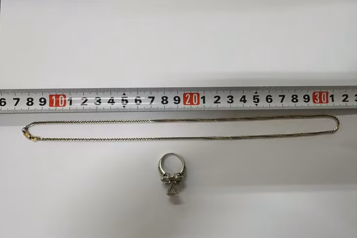 Một trong số những tài sản của chị H mà đối tượng P trộm; hóa đơn tại tiệm vàng M.V mà đối tượng P mang tài sản trộm cắp đi bán. Ảnh: Công an Cần Thơ