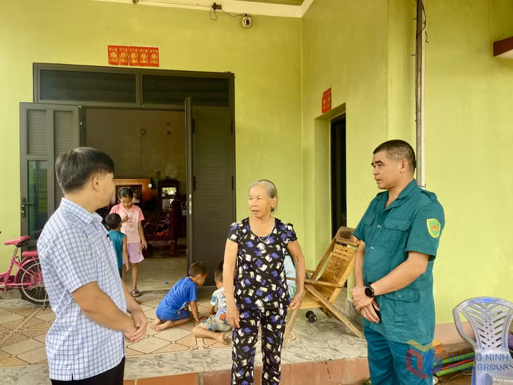 Lãnh đạo xã Hoành Mô vận động người dân thôn Loòng Vài gia cố nhà cửa, khơi thông rãnh nước.