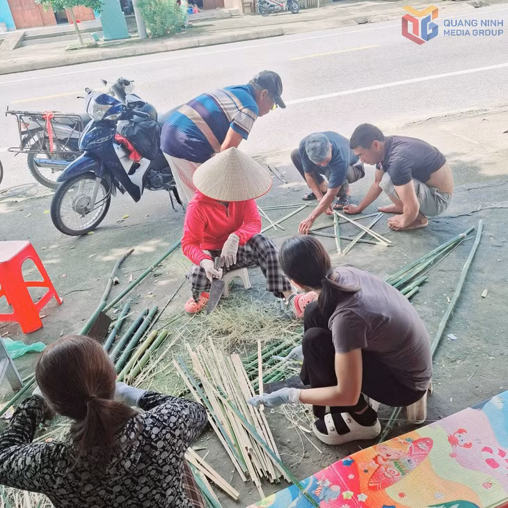 Người dân khu Bình Ngọc, phường Móng Cái 1 làm đèn Trung thu vui cùng thiếu nhi. Ảnh: Quý Duyên (CTV)