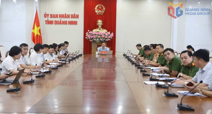 Đồng chí Lê Văn Ánh PCT UBND tỉnh và các đại biểu dự hội nghị tại điểm cầu UBND tỉnh.