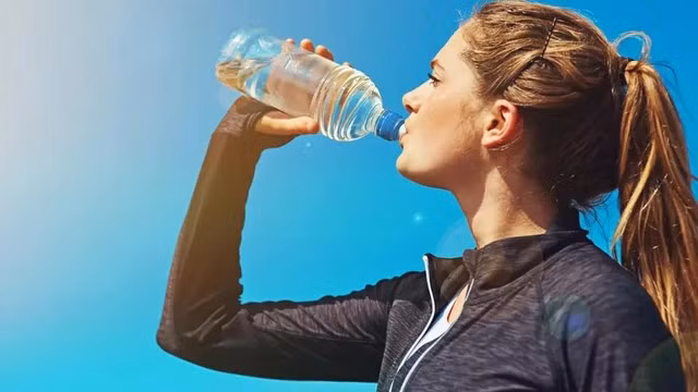Trong quá trình vận động cần uống nước thường xuyên không đợi cảm giác khát.