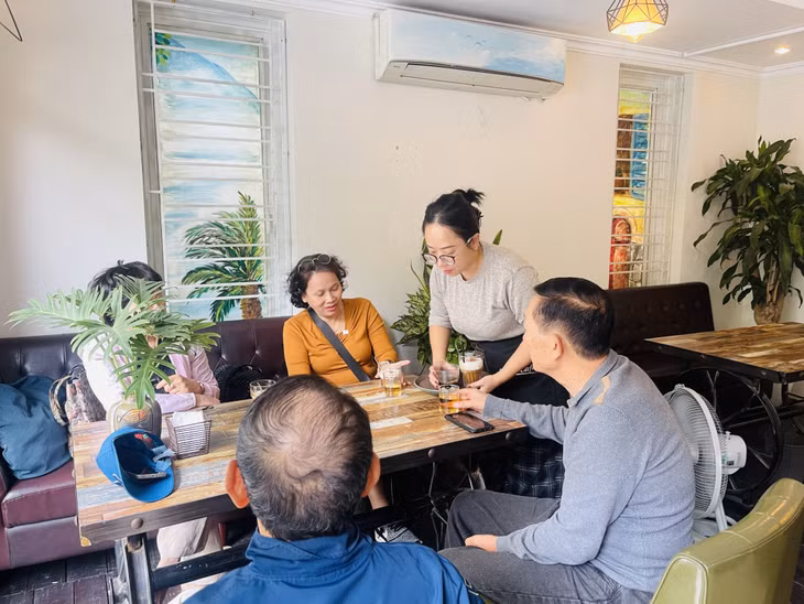 Nhiều hộ kinh doanh còn e ngại khi chuyển đổi lên doanh nghiệp. Ảnh: Hoạt động kinh doanh tại quán Orchid coffee, phường Bãi Cháy.
