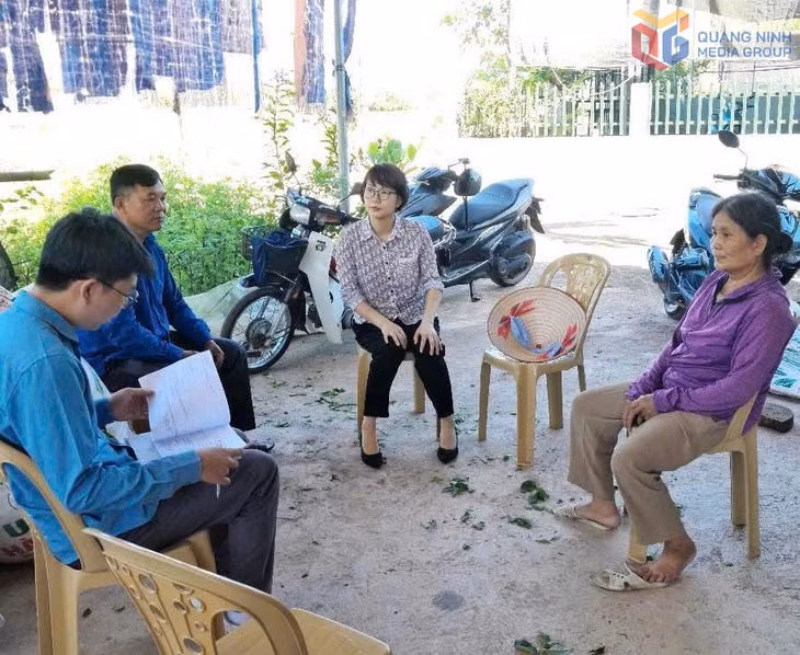 Các thành viên Tổ vận động của xã Đường Hoa vận động các hộ dân đồng tình phương án đền bù, hỗ trợ thực hiện Dự án cải tạo nâng cấp đường trục xã Quảng Phong.