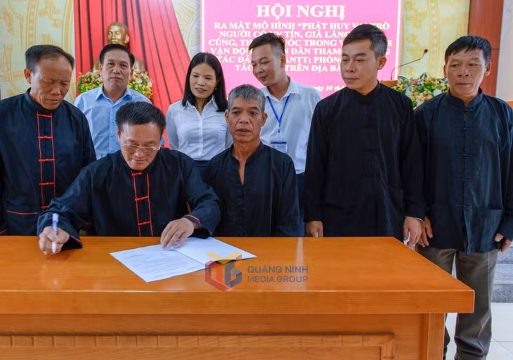 CLB Phát huy vai trò người uy tín, già làng, trưởng bản trong vận động người dân tham gia phòng, chống tảo hôn ở xã Đường Hoa ký cam kết đẩy mạnh tuyên truyền.