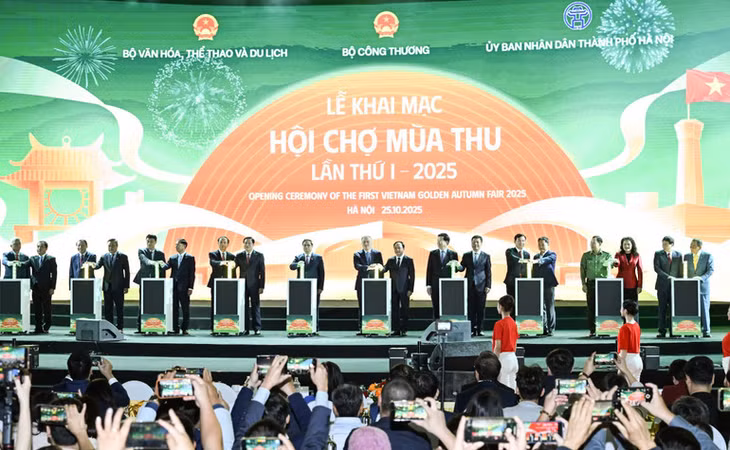Các đại biểu thực hiện nghi thức khai mạc Hội chợ.