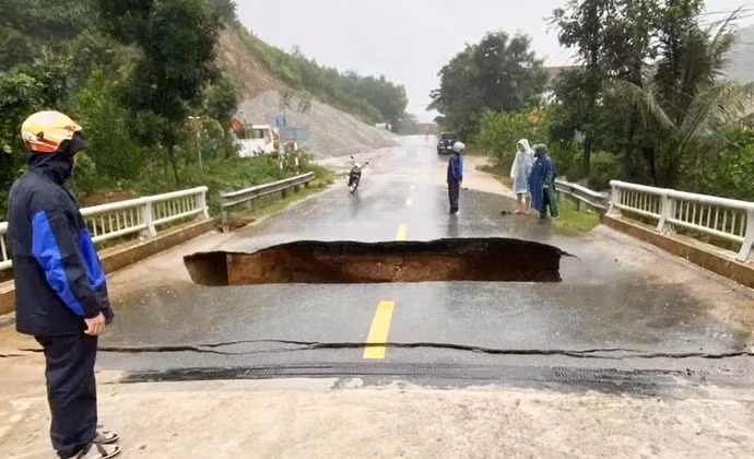 Nước lũ gây sạt lở ở cầu Ca Da - Ảnh: Người dân cung cấp