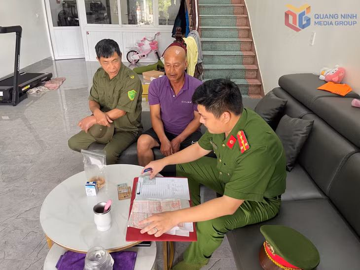Công an phường Cao Xanh tới từng hộ dân phát phiếu xác minh, thu thập thông tin đăng ký xe của công dân cư trú trên địa bàn.