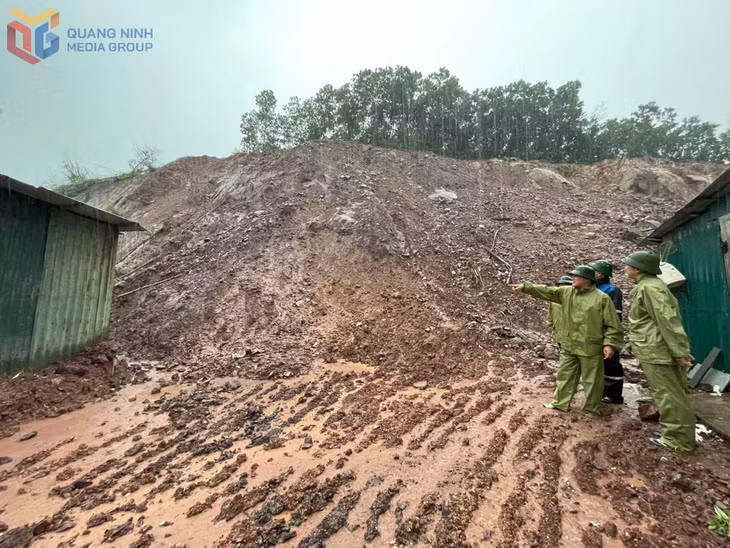 Lực lượng chức năng xã Hải Lạng kiểm tra, khắc phục kịp thời đất đá sạt trượt vào nhà dân tại thôn Thống Nhất.