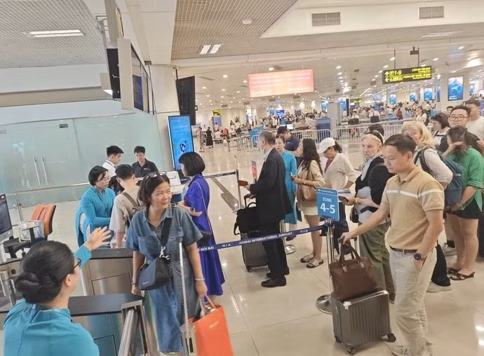 Thông báo mới nhất của Vietnam Airlines, từ 3-11-2025, hãng bắt đầu thu phí hành lý xách tay quá cước ngay tại cửa ra máy bay - Ảnh minh họa: CÔNG TRUNG