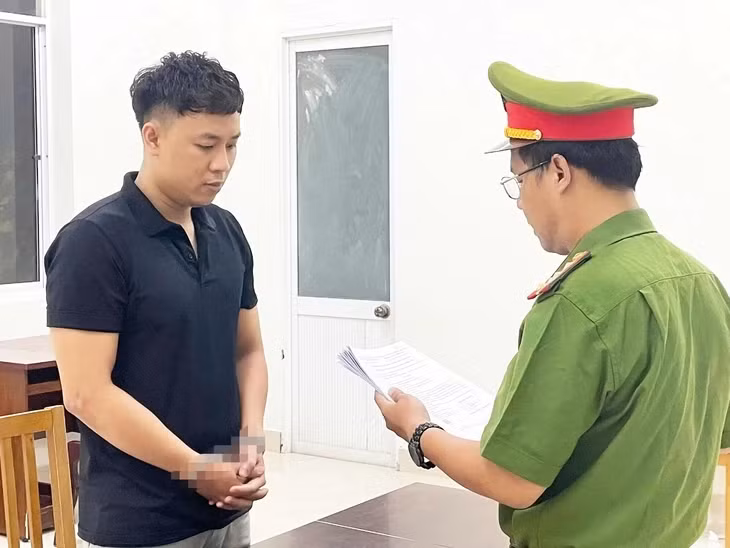 Cơ quan điều tra đọc lệnh bắt đối với Nguyễn Văn Thân, nghi phạm thực hiện hành vi hiếp dâm cô gái - Ảnh: Công an TP Đà Nẵng